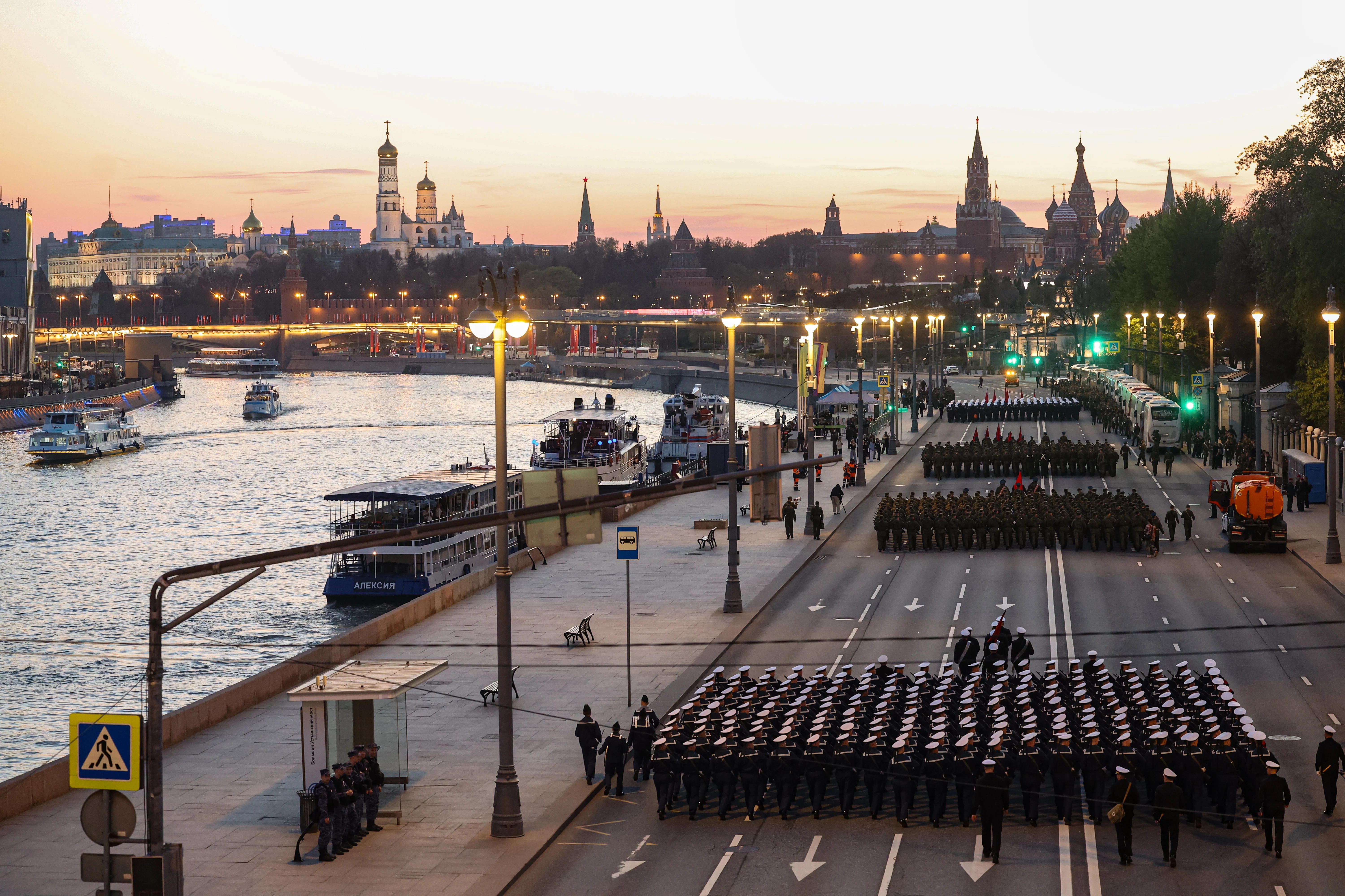 Măsuri dure de securitate la Moscova înainte de parada de Ziua Victoriei: Aeroporturi închise și internet mobil restricționat