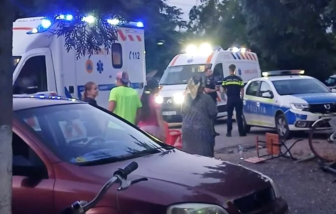 Un bărbat a intrat cu un vehicul electric într-un grup de oameni care jucau remi.