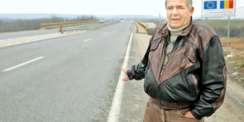 Ion Lungan, şef de post la Brădeşti în 1989,   arată locul unde  s-a petrecut ambuscada de acum 20 de ani   