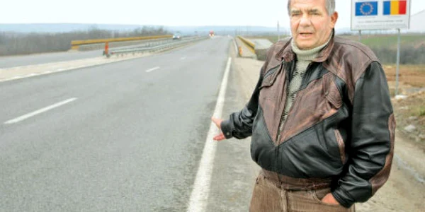 Ion Lungan, şef de post la Brădeşti în 1989,   arată locul unde  s-a petrecut ambuscada de acum 20 de ani   