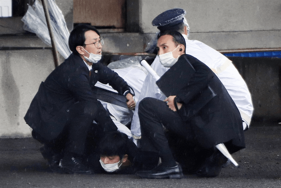 Bodyguardul salvator: cum l-a protejat un agent pe premierul Japoniei de fumigena explozivă aruncată spre el VIDEO