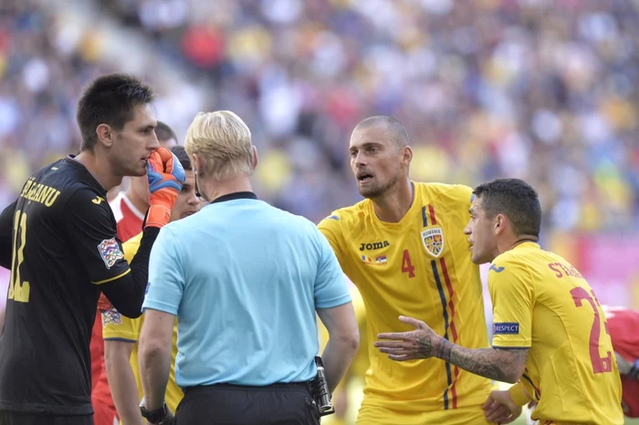 Gabriel Tamaş, nr. 4, a fost eliminat de arbitrul olandez Blom FOTO Mediafax