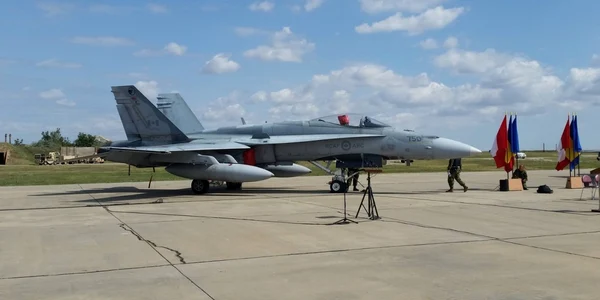 Avion militar canadian CF-188 Hornet la Mihail Kogălniceanu Foto Călin Gavrilaş