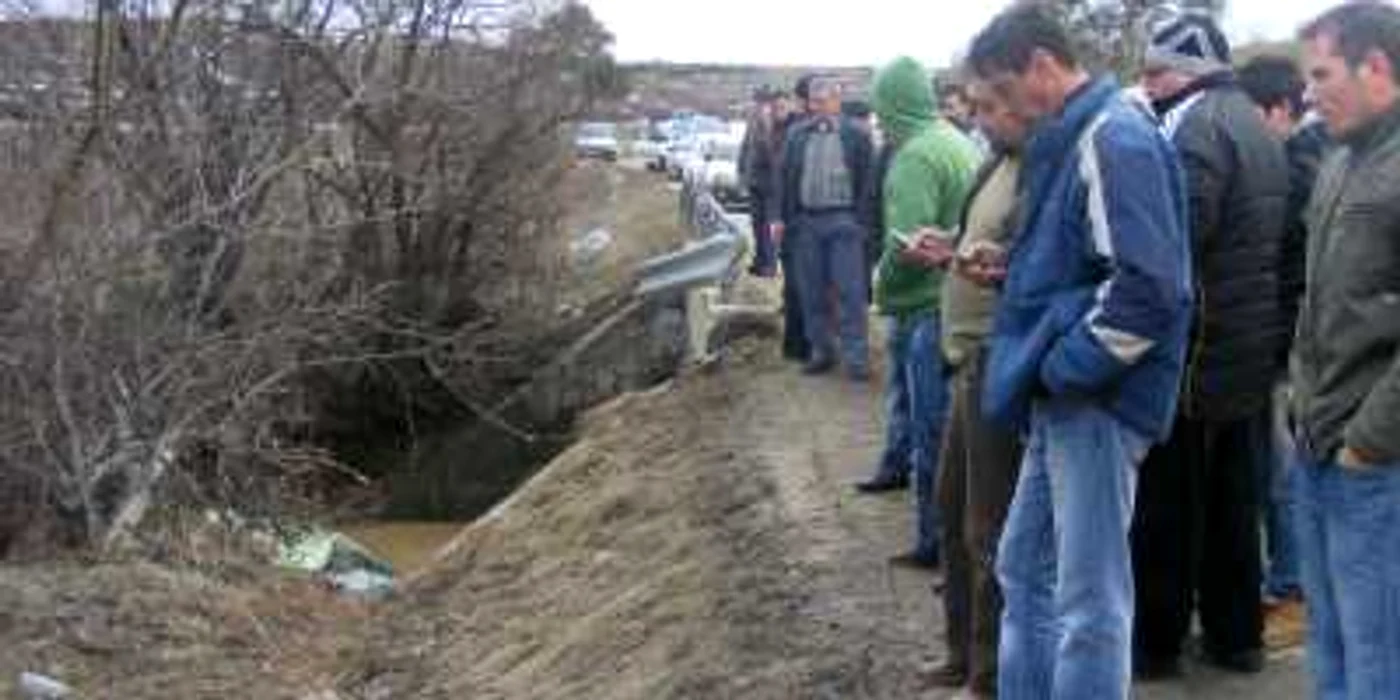 Trecătorii s-au strâns buluc la locul accidentului
