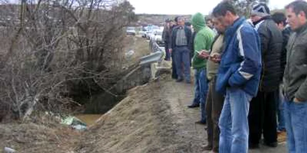 Trecătorii s-au strâns buluc la locul accidentului