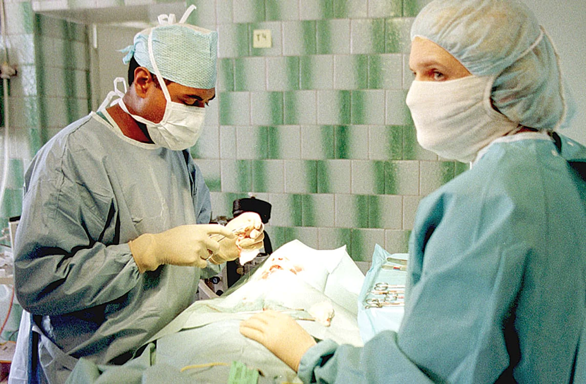 Karen (47 de ani) nu poate renunţa la senzaţia pe care o are în sala de operaţie