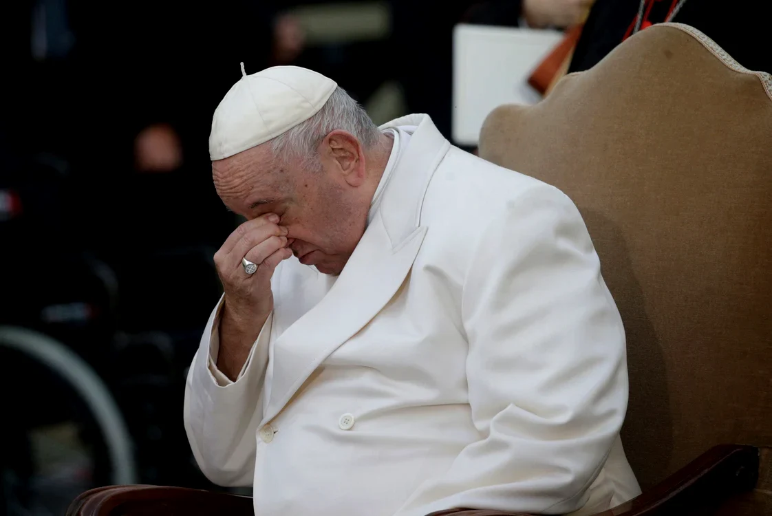Papa Francisc nu s-a simțit bine miercuri și a fost operat de urgență