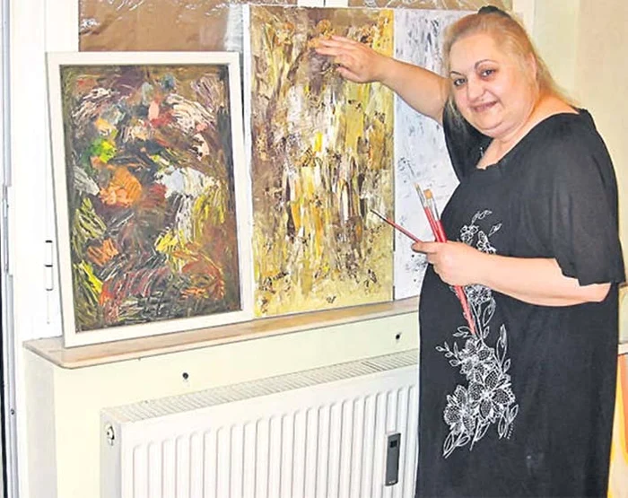 Marinela a vândut peste 20 de tablouri pictate de ea
