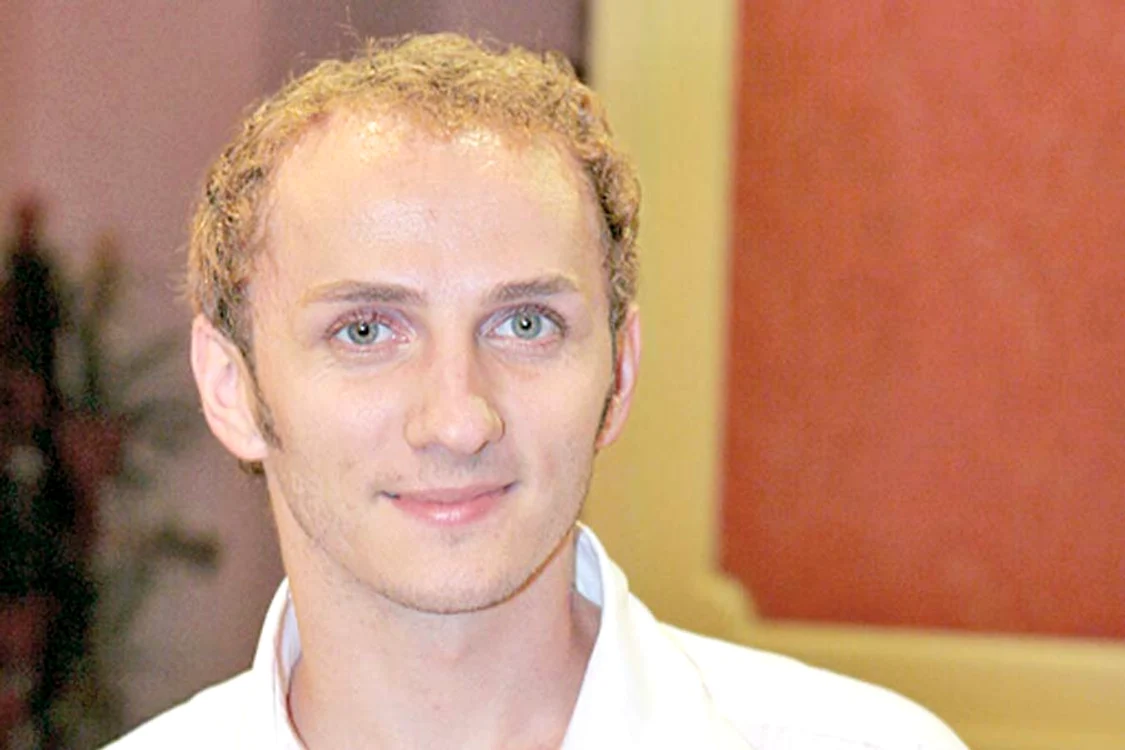 ACUM: Acum trei zile,  artistul a fost  invitat la o emisiune  de la Digi24 şi a  afişat aceeaşi chelie