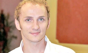 ACUM: Acum trei zile,  artistul a fost  invitat la o emisiune  de la Digi24 şi a  afişat aceeaşi chelie jpeg