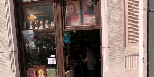 Magazin cu icoane Arsenie Boca - confiscate FOTO Politia Romana