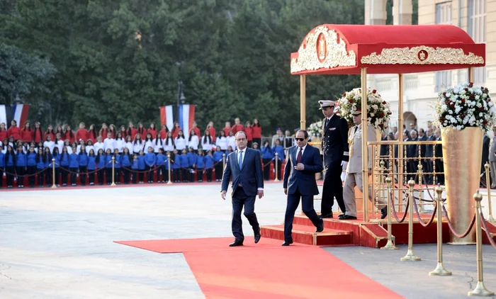 Însoţit de Abdel Fattah el-Sisi (dreapta), Francois Hollande (stânga) a plecat dezamăgit după ceremonia de intonare a imnurilor naţionale ale Franţei şi Egiptului FOTO AFP
