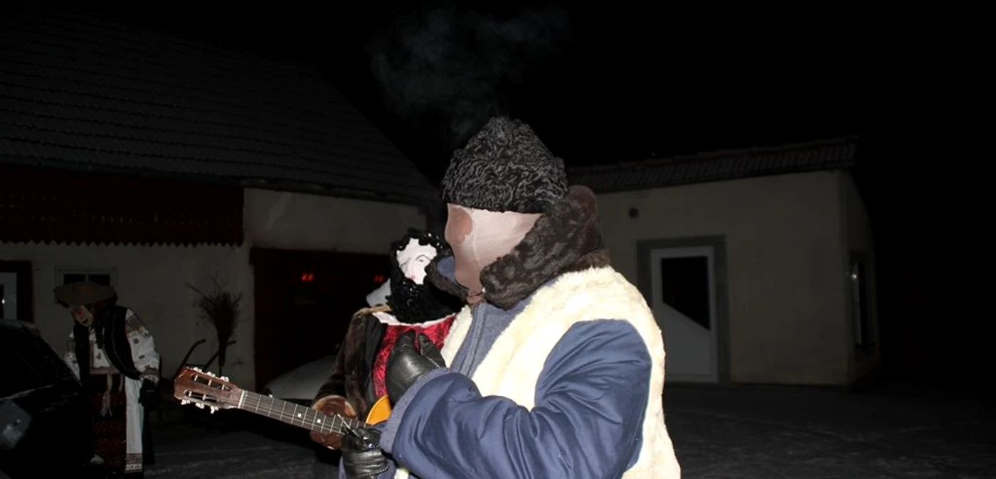 Preotul Grigore Linul s-a costumat şi el, însă a ales o ţinută „etno” FOTO: Bianca Sara