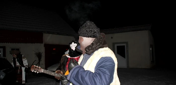 Preotul Grigore Linul s-a costumat şi el, însă a ales o ţinută „etno” FOTO: Bianca Sara