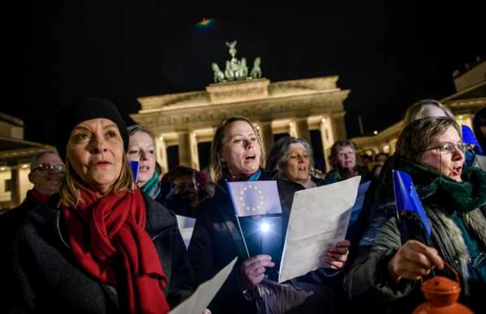Manifestanti antiBrexit cantand Oda Bucuriei FOTO EPA-EFE