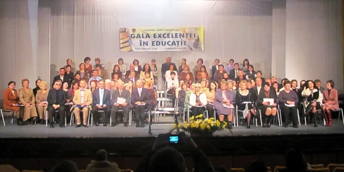 La sfârşitul festivităţii de premiere, cadrele didactice au făcut o poză de grup