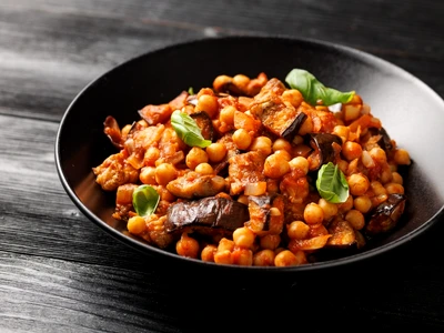 Tocanita coreeana cu tofu Sursa foto shutterstock 2479602681 jpg