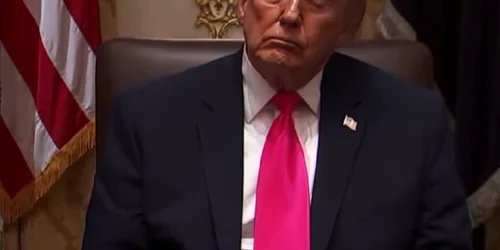 donald trump cu ochii inchisi foto captura video the independent png