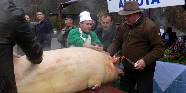 Concursul s-a închieat cu pomana porcului, un adevărat festin pentru cei prezenți