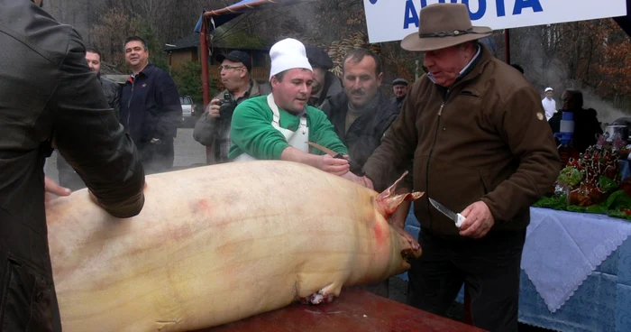 Concursul s-a închieat cu pomana porcului, un adevărat festin pentru cei prezenți