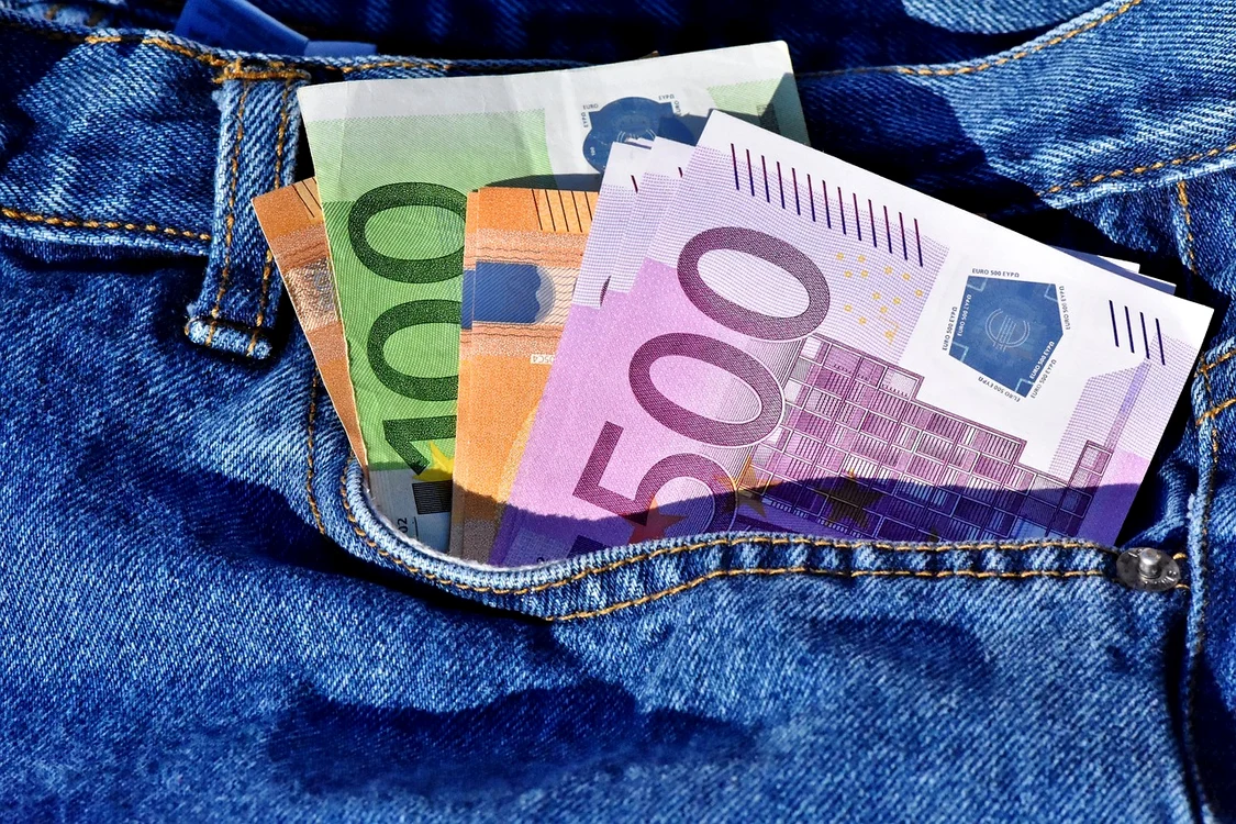Când a fost prins, bărbatul nu mai avea banii / foto: Pixabay