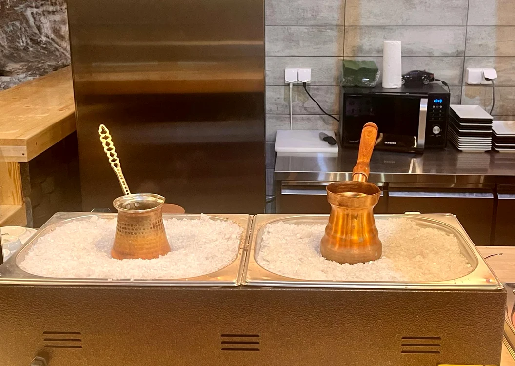 Cafea la sare de la Ocnele Mari. Sursă foto: Agerpres