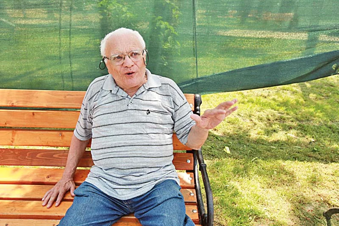 ”Şi acum aşteptăm să ne dea banii pentru gradul II de muncă” zice Teodor Vizante, 82 de ani