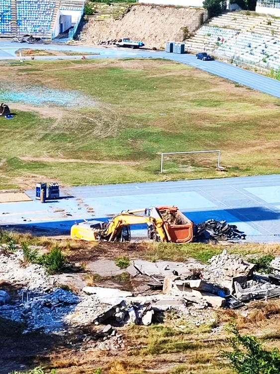 A început demolarea stadionului FOTO Garda de Mediu