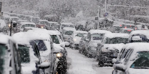 Mașini blocate în trafic de ninsoare - vremea - meteo - ninge FOTO Shutterstock 