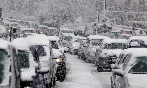 Mașini blocate în trafic de ninsoare - vremea - meteo - ninge FOTO Shutterstock 