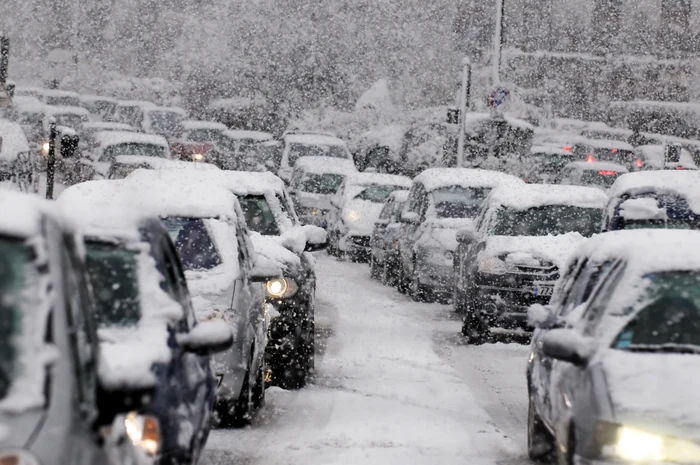 Mașini blocate în trafic de ninsoare - vremea - meteo - ninge FOTO Shutterstock 