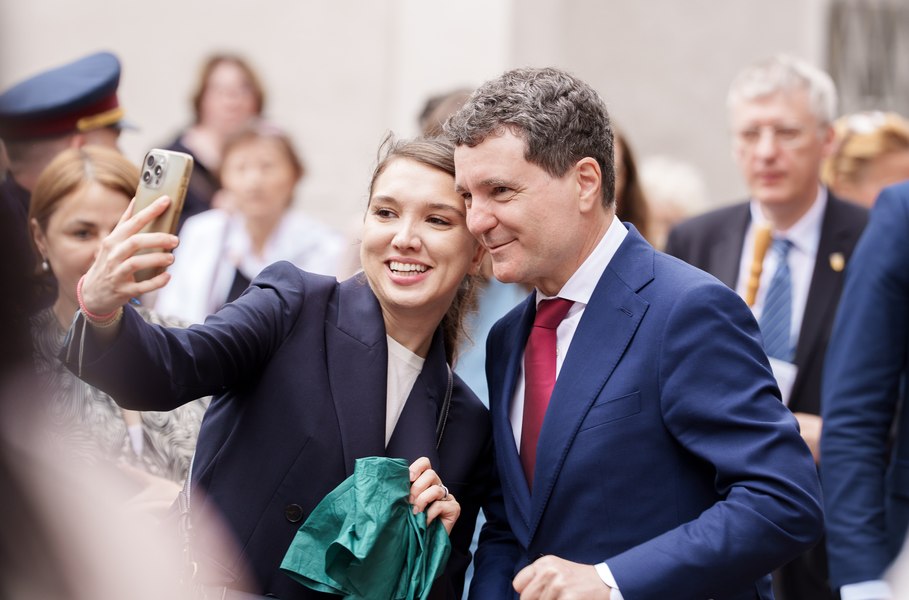 Preşedintele Nicuşor Dan şi partenera sa, aşteptaţi de zeci de români, la Salzburg, unde este oaspete de onoare la Festival