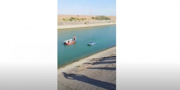 Doi tineri înecaţi după ce maşina în care se aflau a căzut într-un canal