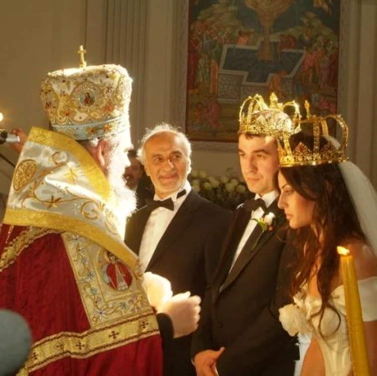 Căsătoria religioasă a omului de afaceri Iulian Dascălu a fost oficiată de Prea Fericitul Daniel, la vremea respectivă Mitropolit al Moldovei şi Bucovinei. Naşul de cununie a fost Dan Stuparu, recent trecut în nefiinţă FOTO evz.ro