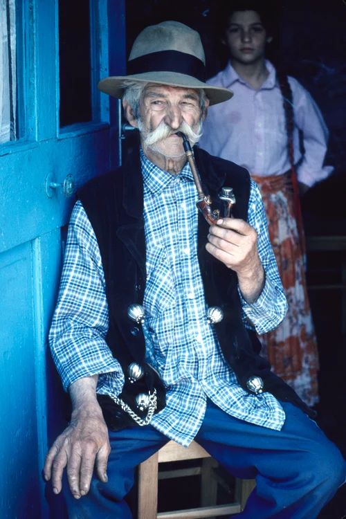 Bătrân rom cu pipa în gură FOTO GettyImages