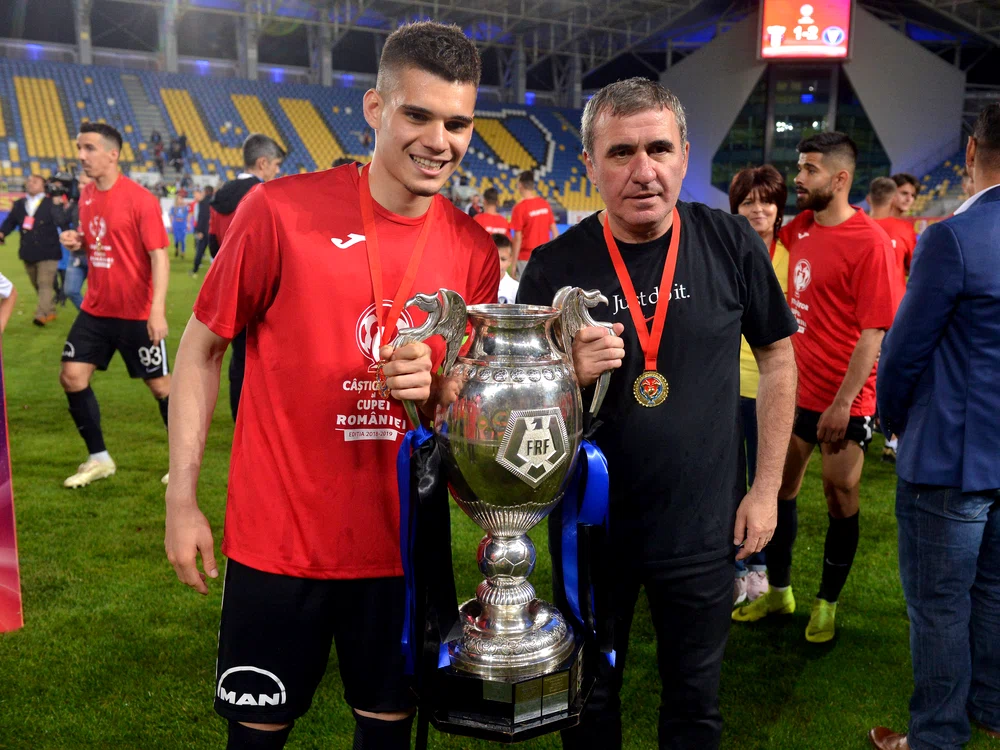 
    Ianis, alături de tatăl său, Gică HagiFoto: sportpictures.eu  
