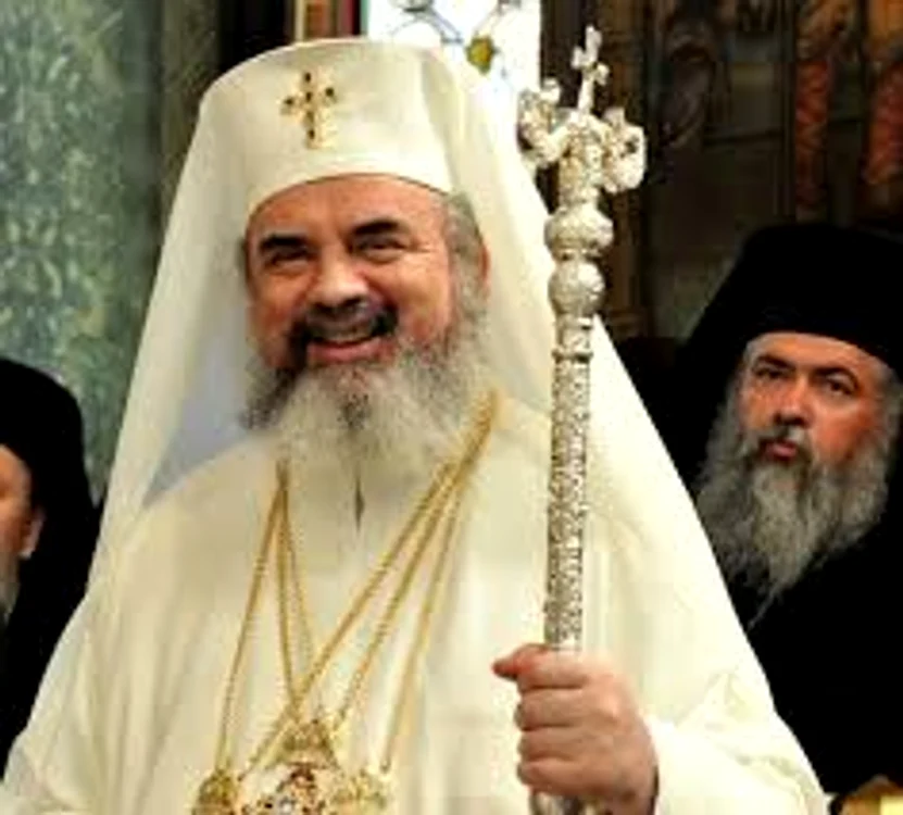 
    Patriarhul Daniel a semnat în cartea de Aur a Marii UniriSursa foto: Adevărul.ro  