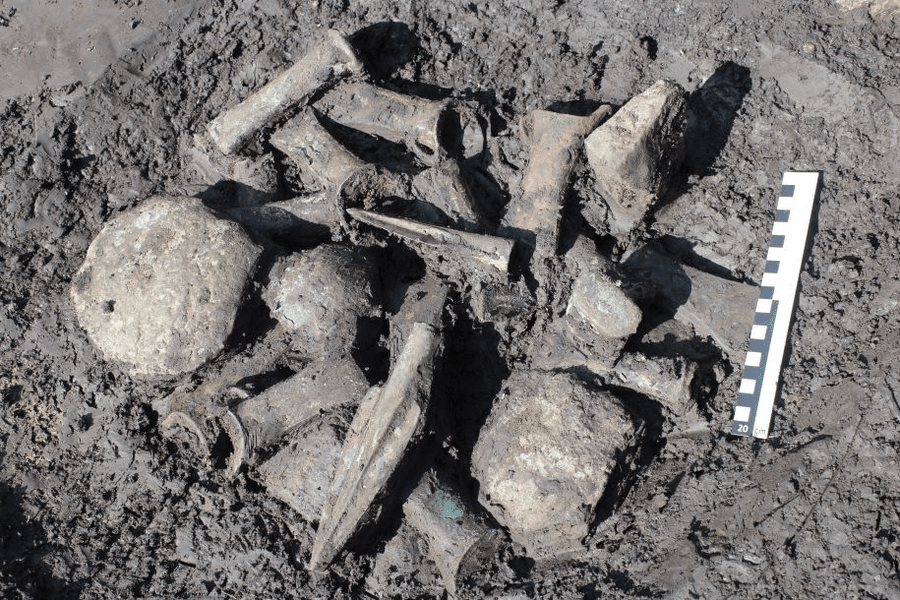 Cum a fost găsit un depozit de obiecte din bronz vechi de 3.200 de ani. Imagini inedite de la locul descoperirii VIDEO