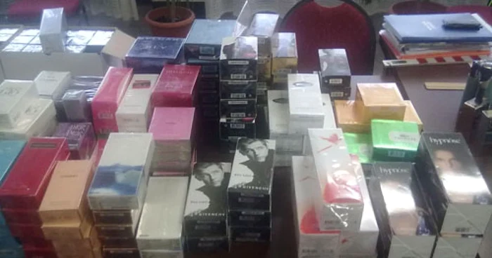 Parfumurile au fost reținute pentru a li se verifica autenticitatea