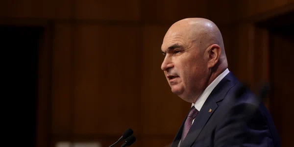 Prim-ministrul Ilie Bolojan susține o conferință de presă despre noile măsuri fiscale, la Palatul Victoria din București.  FOTO Inquam Photos / George Călin