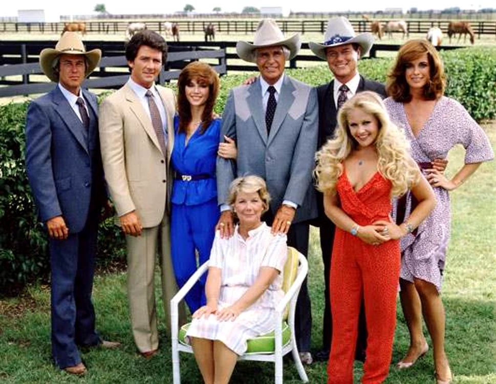 
    Poză de grup cu celebrii actori ai serialului Dallas. Charlene Tilton este în dreapta, îmbrăcată în roșuFoto: Cinemagia  