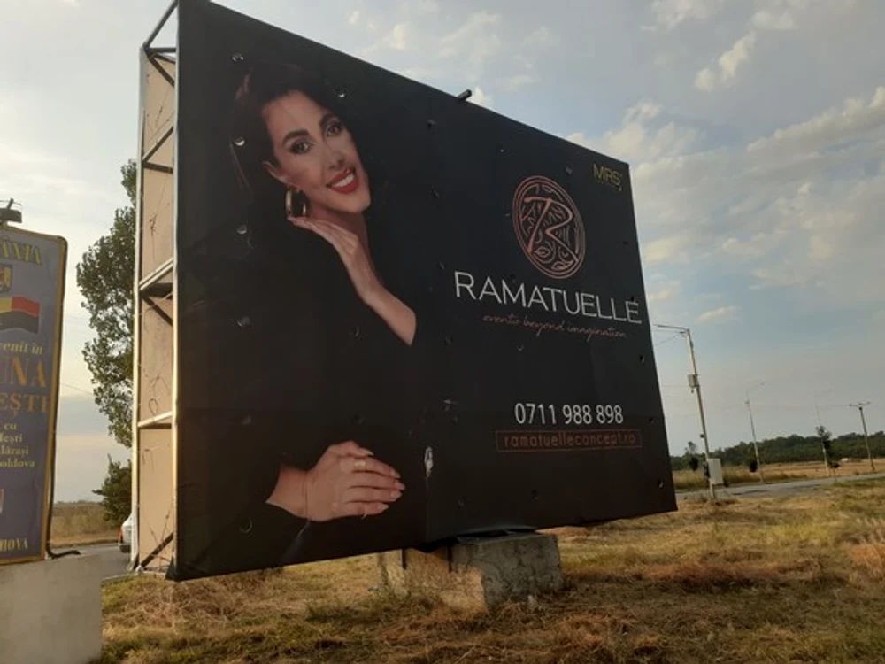 Restaurantul are vedere spre lac, la fel ca și sălile de evenimente