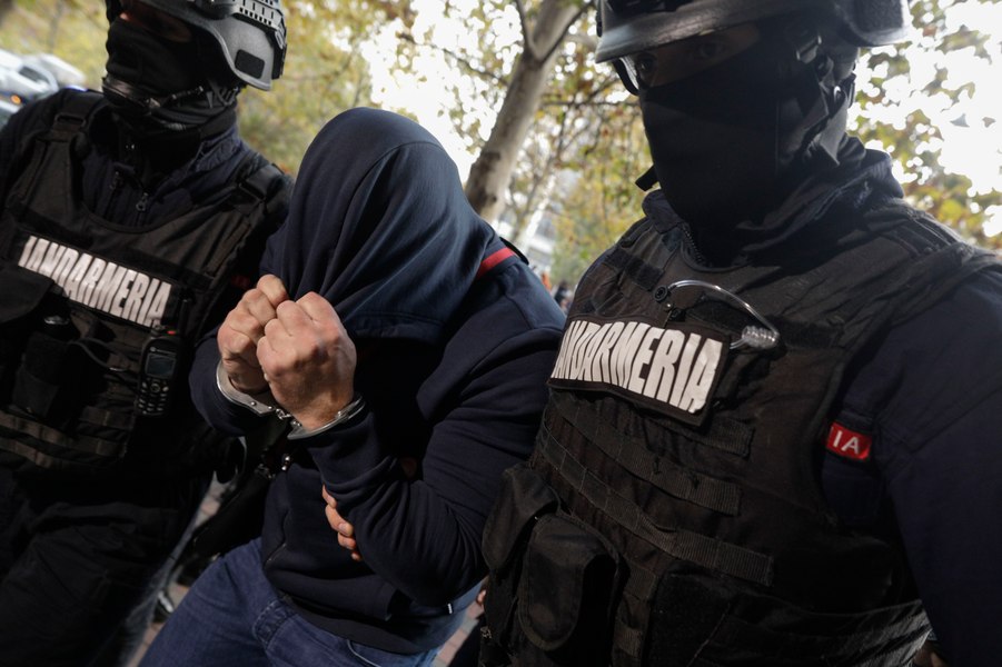 12 persoane, care făceau parte din Clanul Caranilor, arestate preventiv în dosarul privind constituirea unui grup infracţional organizat, tentativă de omor