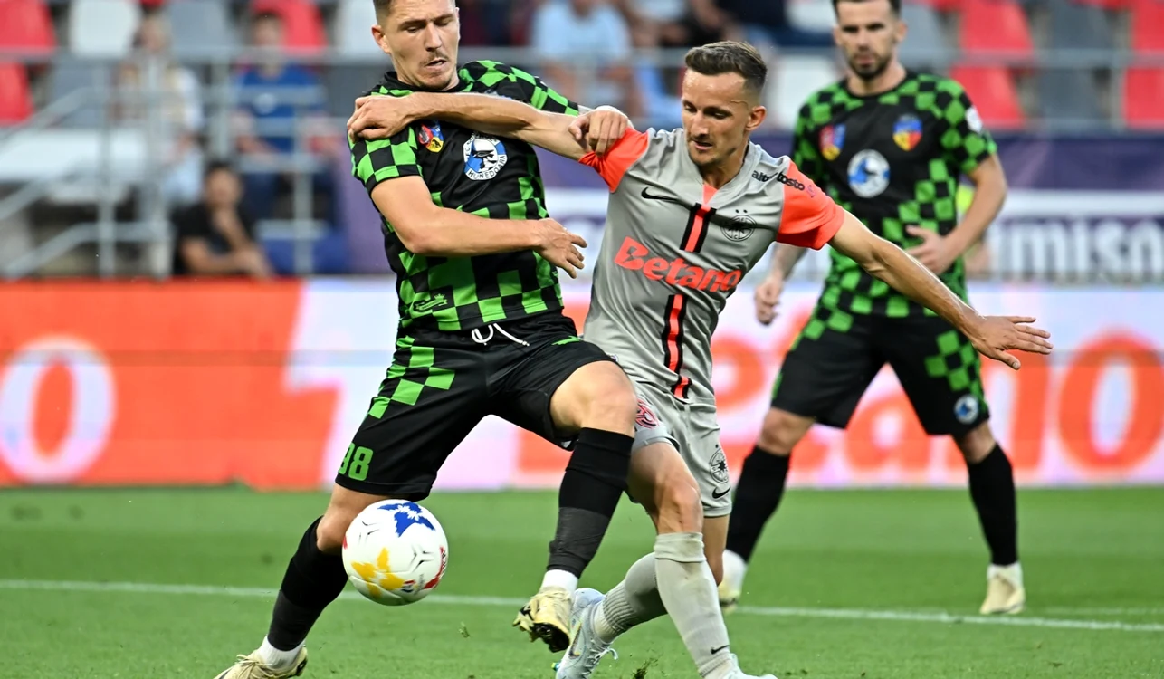 Marius Ștefănescu (dreapta), debut cu gol pentru FCSB (FOTO: Sportpictures)