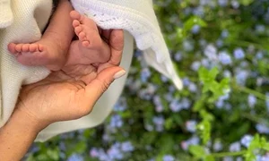 Piciorușele micuțului Archie Harrison, fiul Prințului Harry și al lui Meghan Markle  jpeg