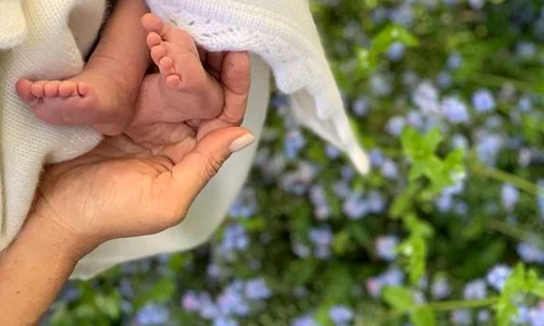 Piciorușele micuțului Archie Harrison, fiul Prințului Harry și al lui Meghan Markle  jpeg