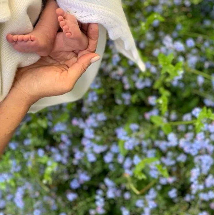 Piciorușele micuțului Archie Harrison, fiul Prințului Harry și al lui Meghan Markle 