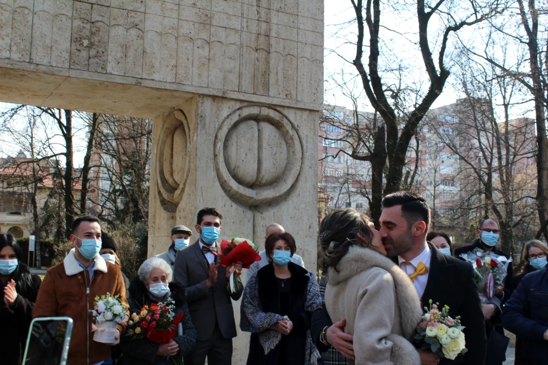 Căsătoriile de la Poarta Sărutului în noaptea de Revelion vor fi organizate şi în acest an      Foto: Arhivă