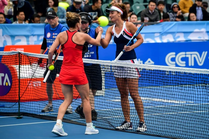 Simona Halep si irina Begu la finalul meciului Foto Hepta