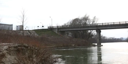 Tânărul a evitat punctul de trecere pentu a ajunge mai repede la iubita sa